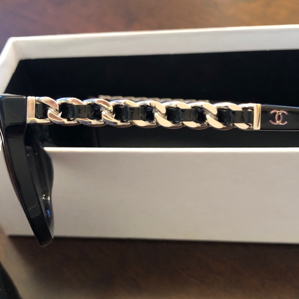 CHANEL Chic Black Sunglasses - Picture 4 of 10